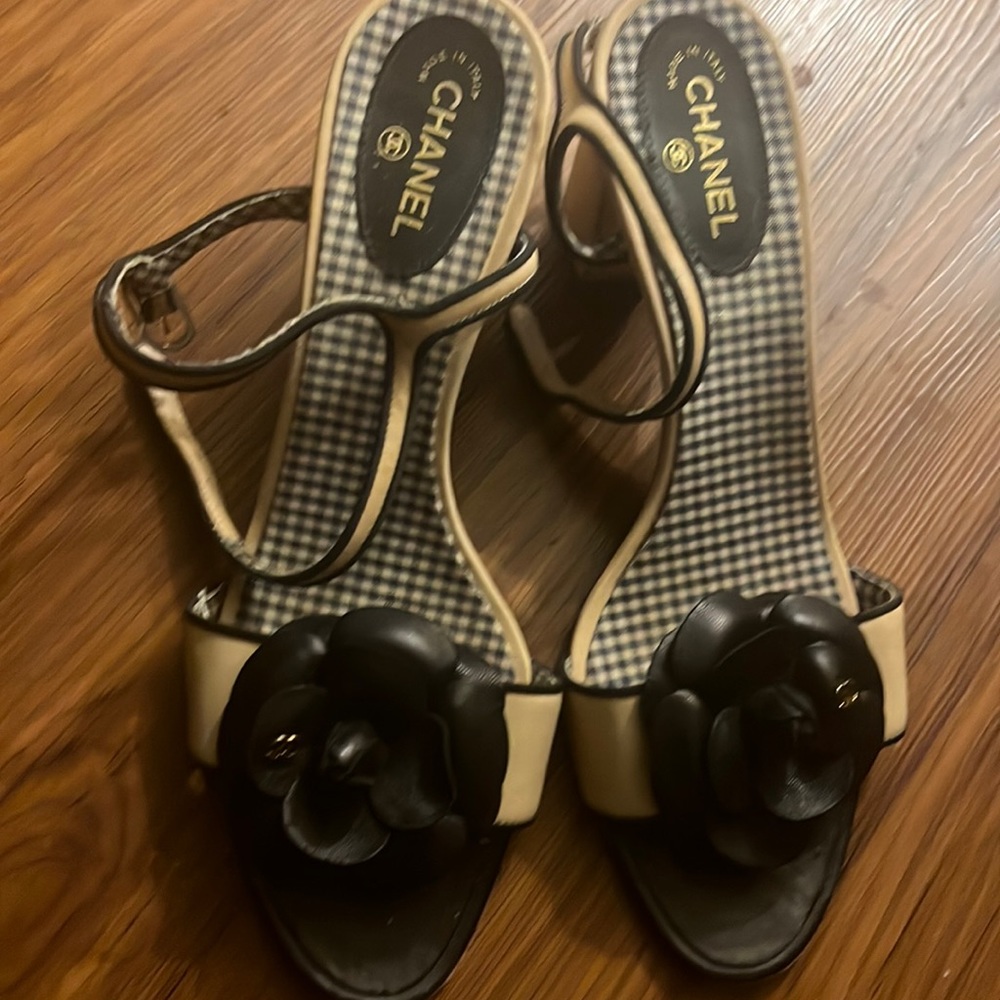 Beige Chanel heel with a black bow!